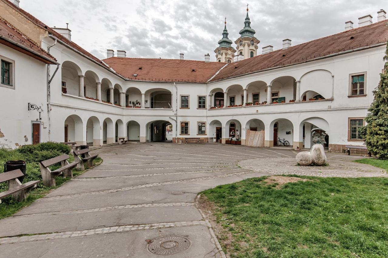 Arany Csillag Apartman Эгер Экстерьер фото